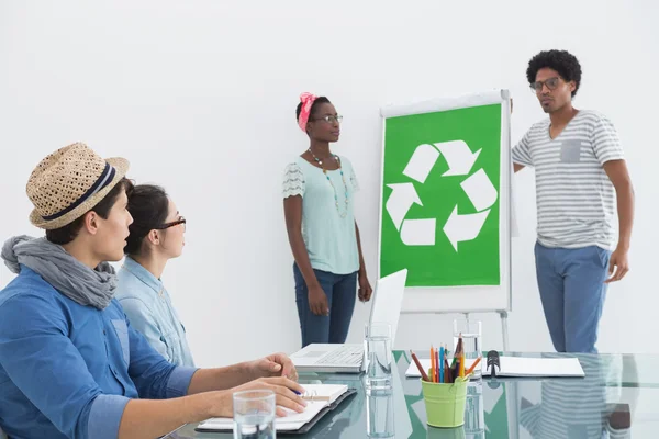 Jonge creatieve team met een bijeenkomst over recycling — Stockfoto