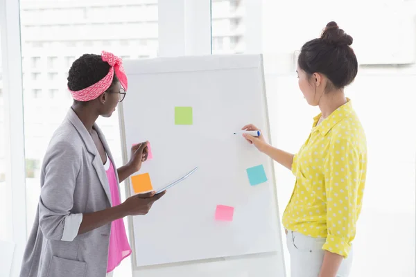 Jovens mulheres criativas brainstorming juntos — Fotografia de Stock