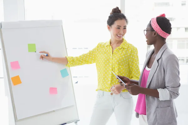 Young creative women brainstorming together — Stock Photo, Image