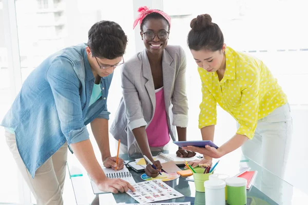 Equipo creativo joven teniendo una reunión —  Fotos de Stock