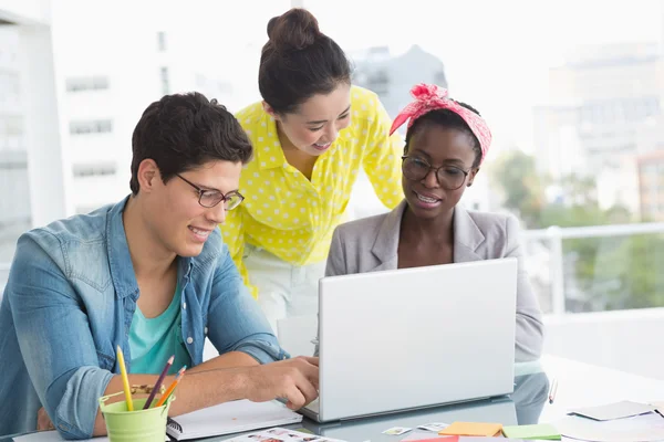 Giovane team creativo che ha un incontro — Foto Stock