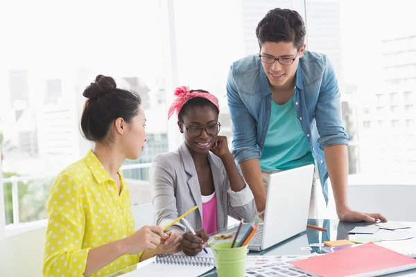 Equipo creativo joven teniendo una reunión — Foto de Stock