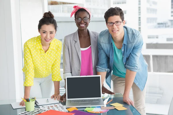 Jonge creatieve team met een bijeenkomst — Stockfoto