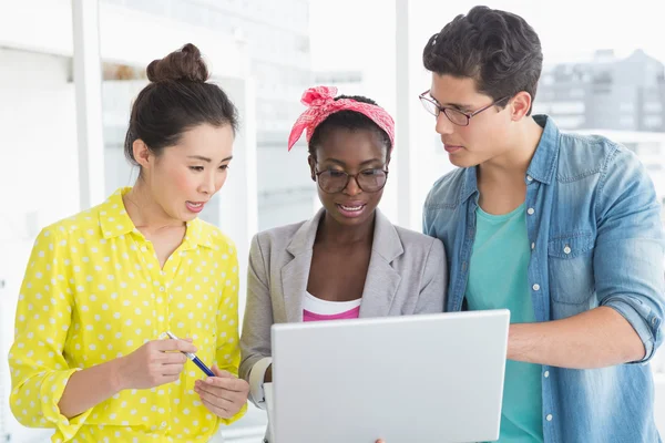 Jonge creatieve team met een bijeenkomst — Stockfoto