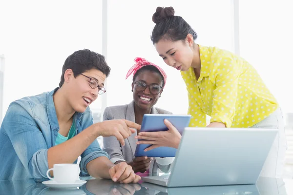 Equipo creativo joven teniendo una reunión —  Fotos de Stock