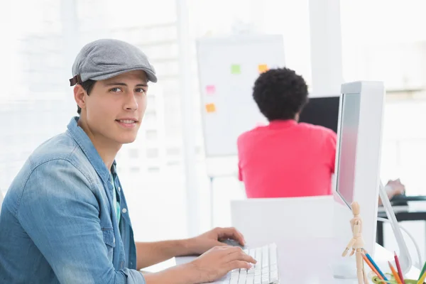 Jonge creatieve man aan het werk op Bureau — Stockfoto