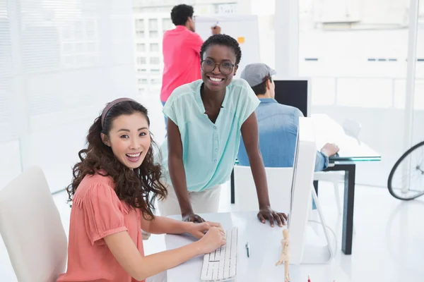 Equipo creativo joven sonriendo a la cámara —  Fotos de Stock