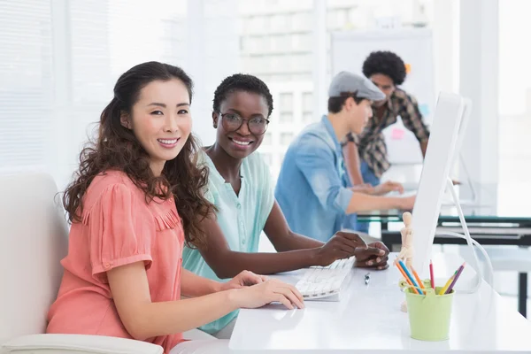 Unga kreativa team som arbetar vid skrivbord — Stockfoto