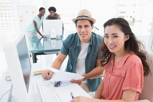 Equipo creativo joven trabajando en el escritorio — Foto de Stock