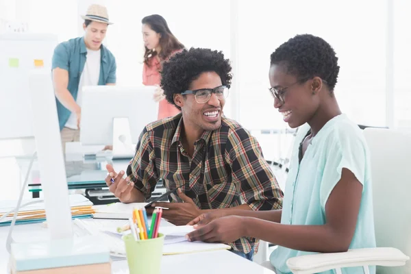 Jonge creatieve team werkt aan balie — Stockfoto