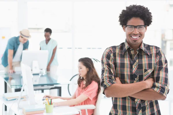 Joven hombre creativo sonriendo a la cámara —  Fotos de Stock