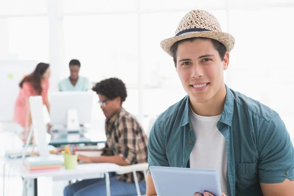 Jonge creatieve man met zijn Tablet PC — Stockfoto