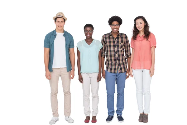 Des amis élégants souriant à la caméra ensemble — Photo