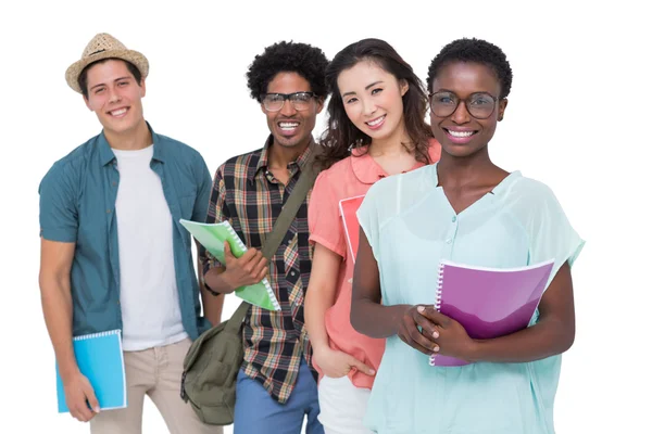 Estudiantes elegantes sonriendo a la cámara juntos — Foto de Stock