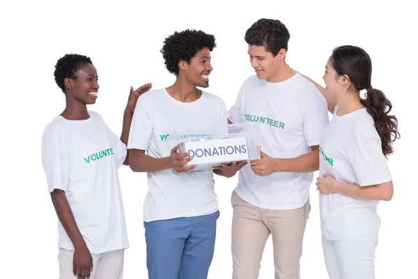 Unga leende volontärer samlande donationer — Stockfoto