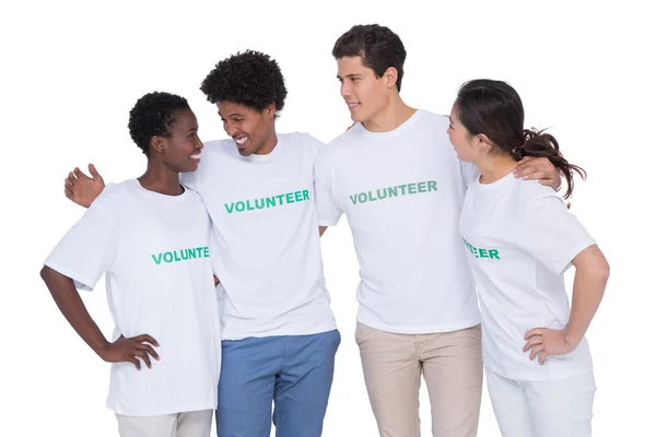 Jóvenes voluntarios sonrientes mirando la cámara — Foto de Stock