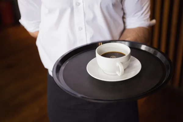 Kellner hält Tablett mit Kaffeetasse — Stockfoto