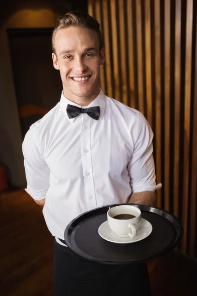 Garçom segurando bandeja com xícara de café — Fotografia de Stock