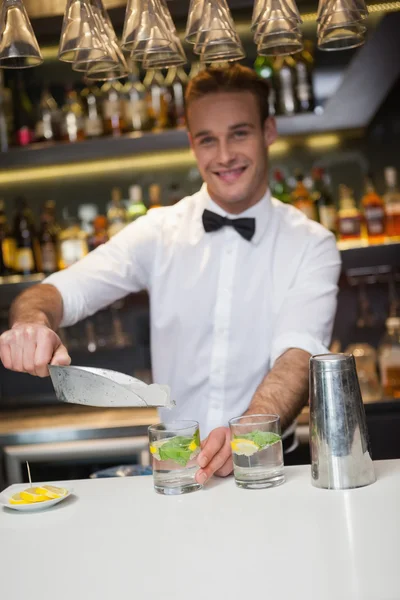 Feliz camarero haciendo un cóctel — Foto de Stock