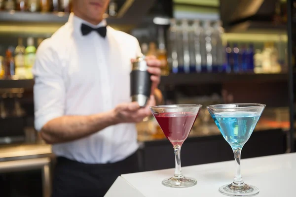 Homem atraente bar fazendo um coquetel — Fotografia de Stock