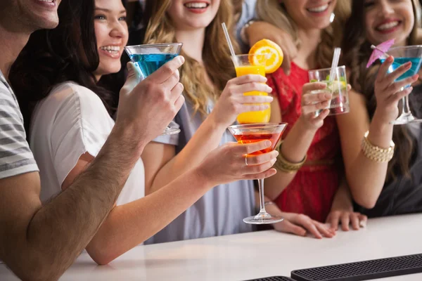Happy přátelé spolu s drink — Stock fotografie