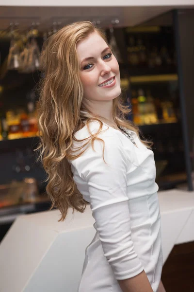 Lachende blond meisje in witte jurk poseren — Stockfoto