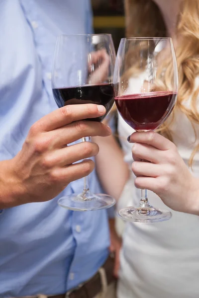 Gros plan d'un beau couple dégustant du vin rouge — Photo