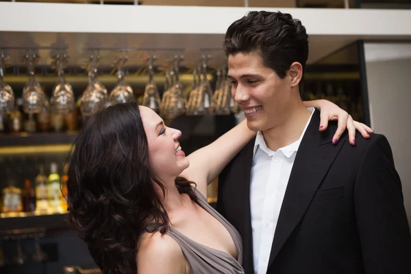 Bonito casal dança lenta juntos — Fotografia de Stock