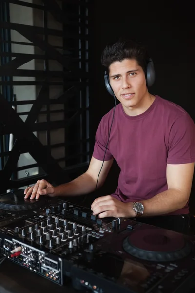 Cool dj trabalhando em uma mesa de mistura de som — Fotografia de Stock