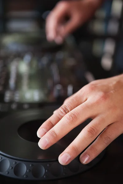 Close up of hands spinning the decks — Stock Photo, Image