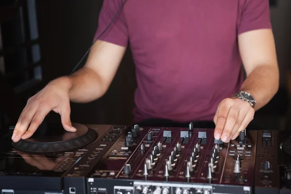 Cooler DJ dreht die Decks — Stockfoto