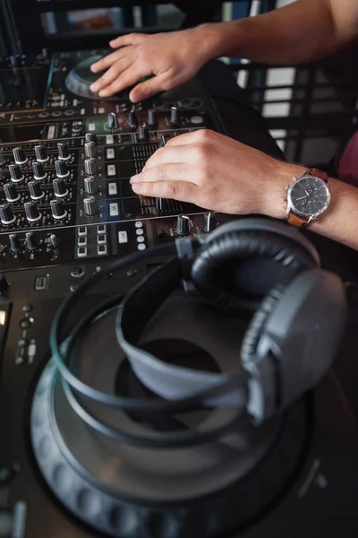 Close up of hands spinning the decks — Stock Photo, Image