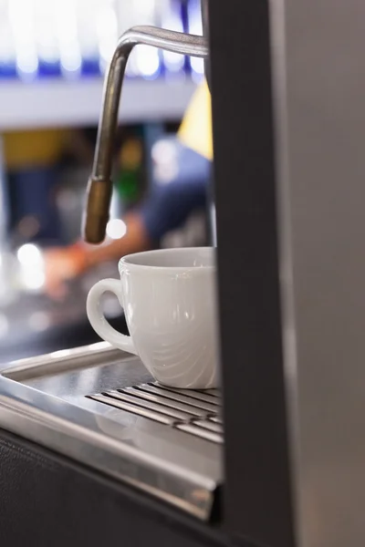 Šálek kávy na espresso maker — Stock fotografie