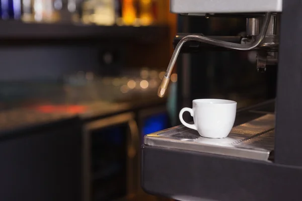 Xícara de café na máquina de café expresso — Fotografia de Stock