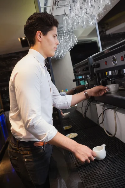 Schöner Barista, der eine Tasse Kaffee zubereitet — Stockfoto