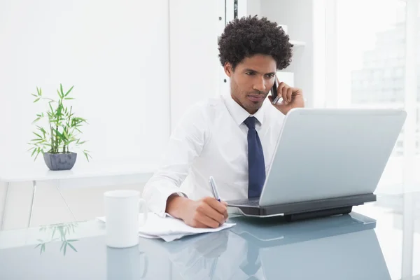 Empresário telefonando e escrevendo notas — Fotografia de Stock