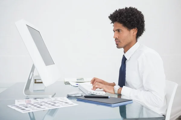 Fokuserade affärsman att skriva på tangentbordet — Stockfoto