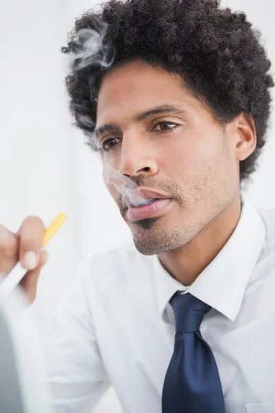 Retrato de um homem de negócios fumando — Fotografia de Stock