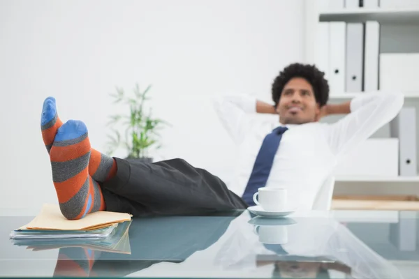 Empresário relaxante em sua cadeira giratória com os pés para cima — Fotografia de Stock