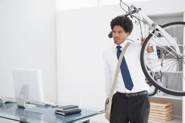 Ελκυστική επιχειρηματίας που μεταφέρουν το ποδήλατό — Φωτογραφία Αρχείου