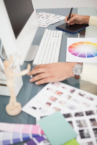 Ontwerper werkt aan bureau met behulp van digitizer — Stockfoto