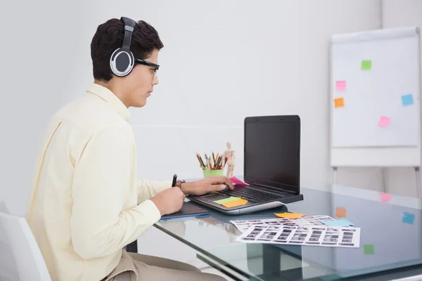 Affärsman njuter av musik och använder bärbar dator — Stockfoto