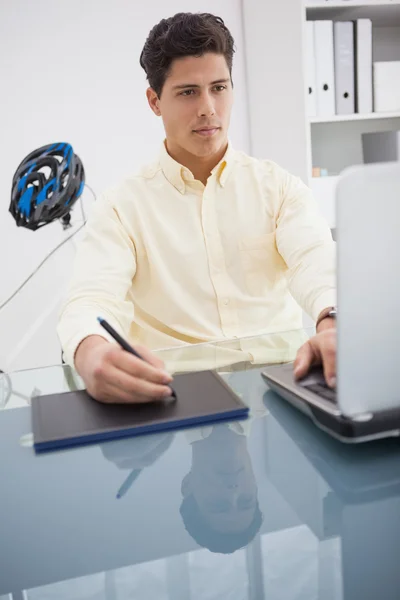 Designer concentrado usando laptop e degitizer — Fotografia de Stock