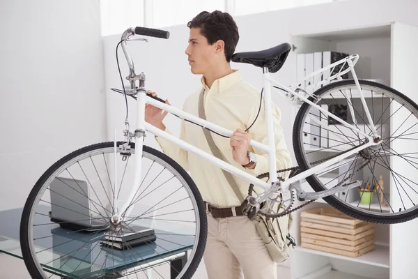 カジュアルなビジネスマンの彼の自転車を運ぶ — ストック写真