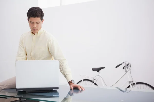Nadenkend oorzakelijk zakenman met behulp van laptop — Stockfoto