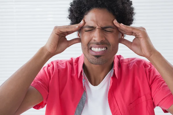 Un homme d'affaires stressé a mal à la tête — Photo