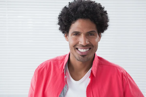 Retrato de un hombre de negocios casual feliz — Foto de Stock