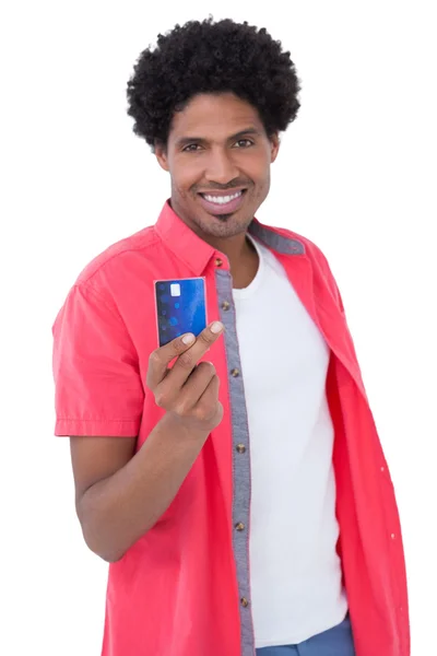 Homem feliz segurando cartão de crédito — Fotografia de Stock