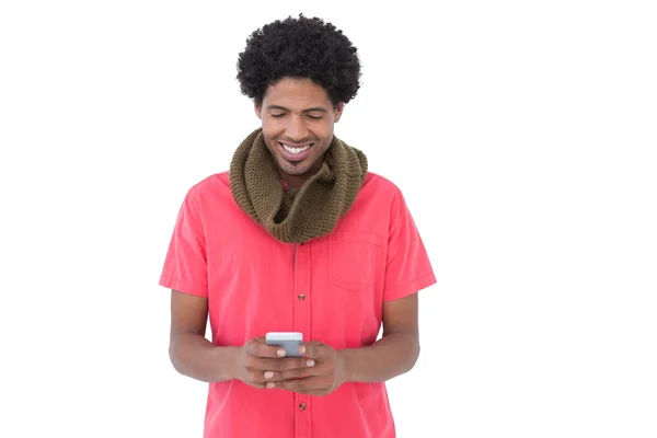 Sorrindo homem com mensagens de texto cachecol — Fotografia de Stock