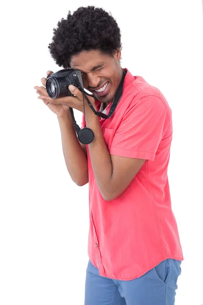 Hombre feliz tomando fotografías con cámara digital —  Fotos de Stock